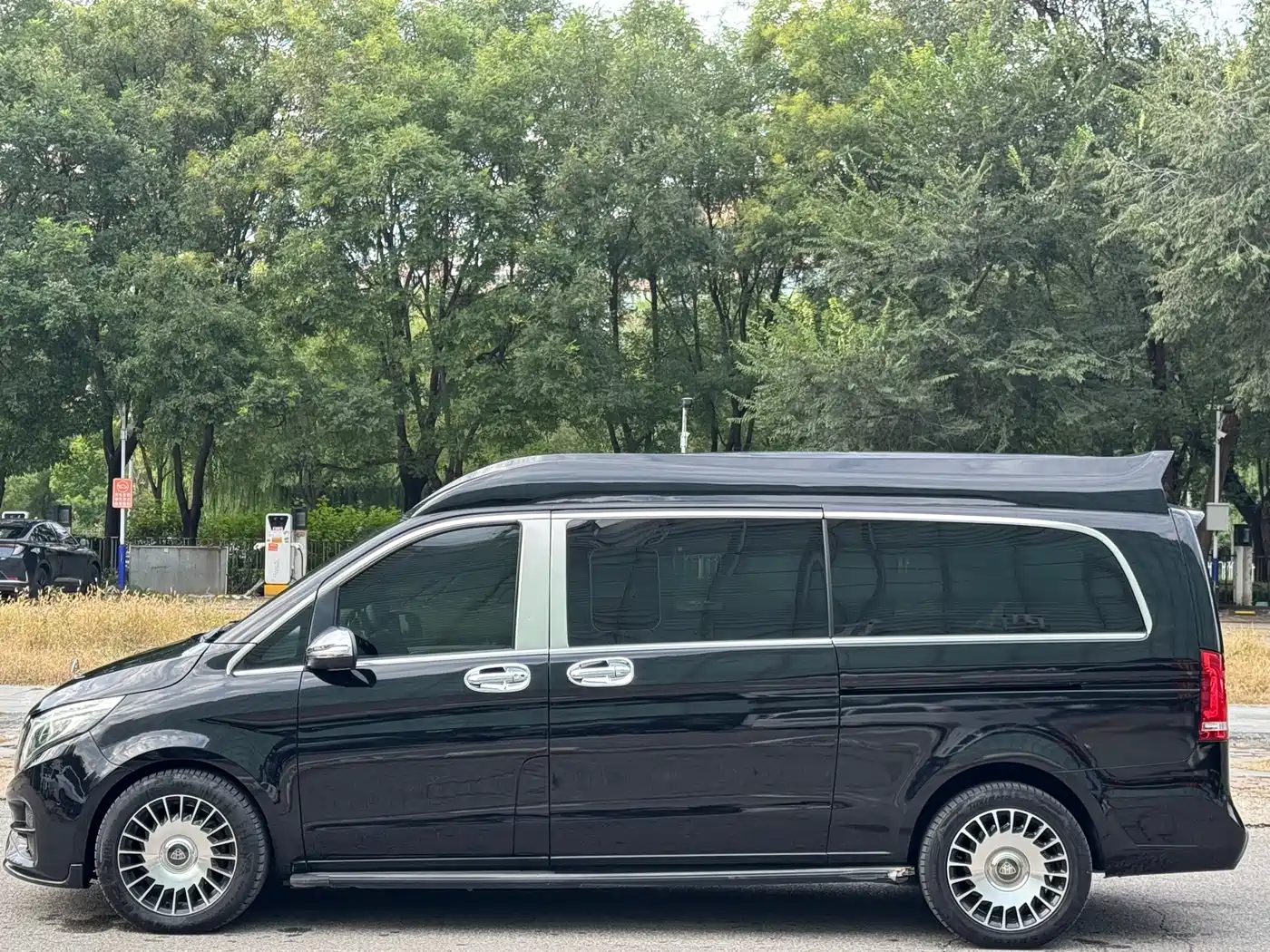 Mercedes-Benz V-Class 2020 Model V 260 L Long Wheelbase Luxury фото 4