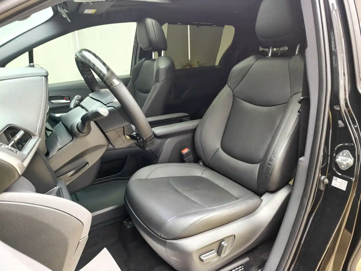 Toyota Sienna 2024 2.5L Hybrid Premium Edition фото 9