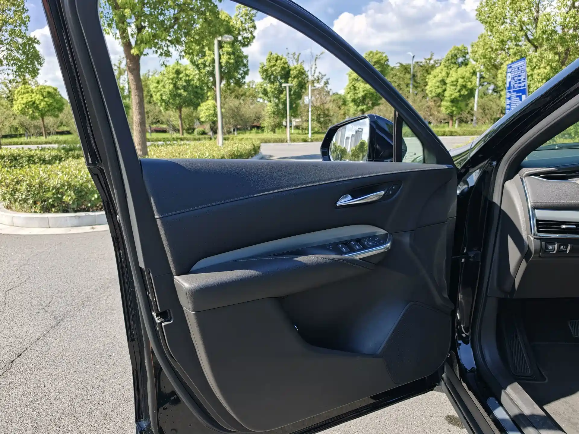 Photo 9 - Cadillac XT4
