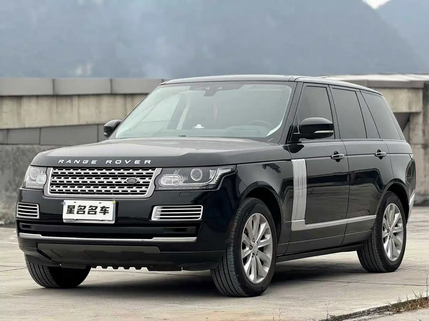 Photo 10 - Land Rover Range Rover