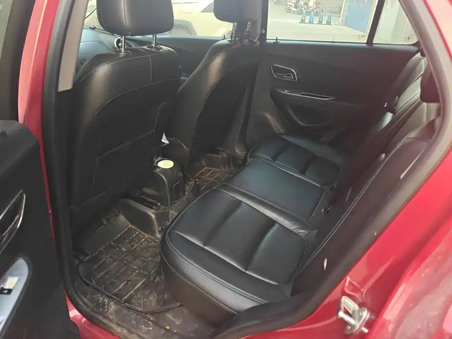 Photo 11 - Chevrolet Trax
