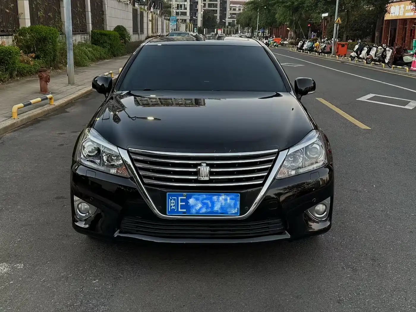 Toyota Crown 2012 2.5L Royal Leather Edition фото 2