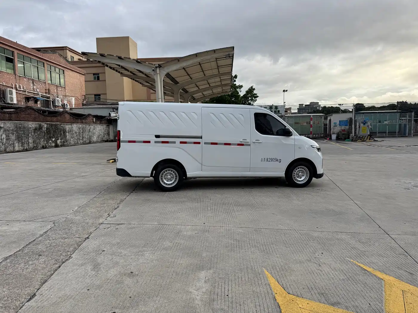 Wuling Motors Wuling Yangguang 2026 2024 Model 300km Comfort Enclosed Window Version 75kW