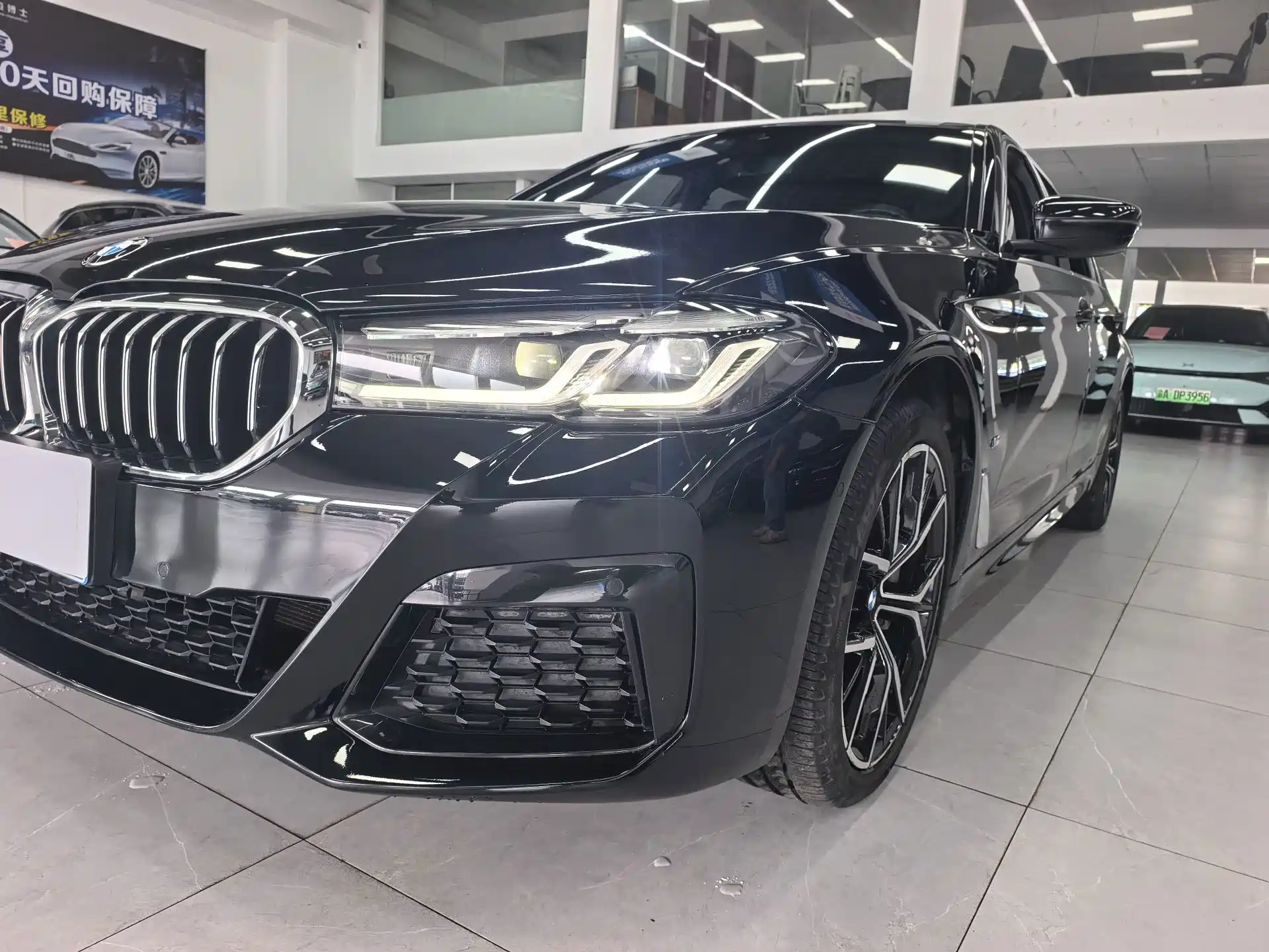Photo 4 - BMW 5 Series