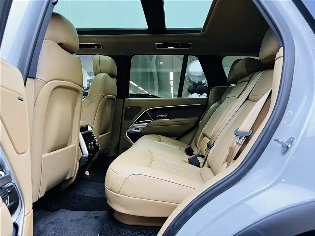 Land Rover Range Rover 2023 3.0 L6 360PS Golden Age Edition фото 15