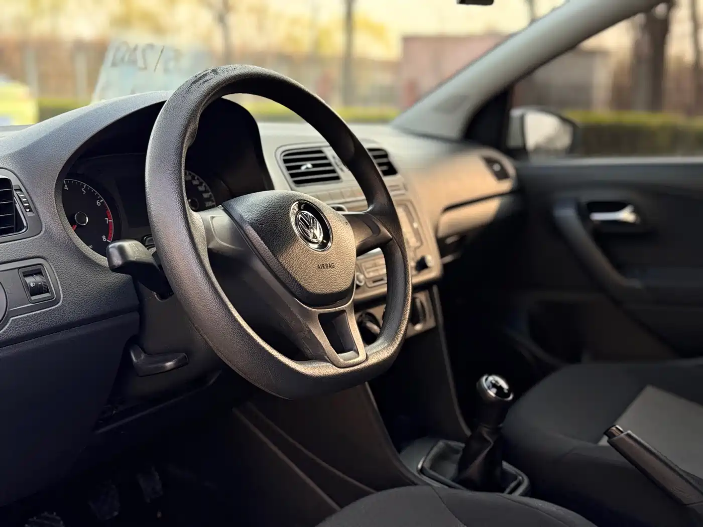 Volkswagen Polo 2014 1.4L Manual Trend Edition фото 6