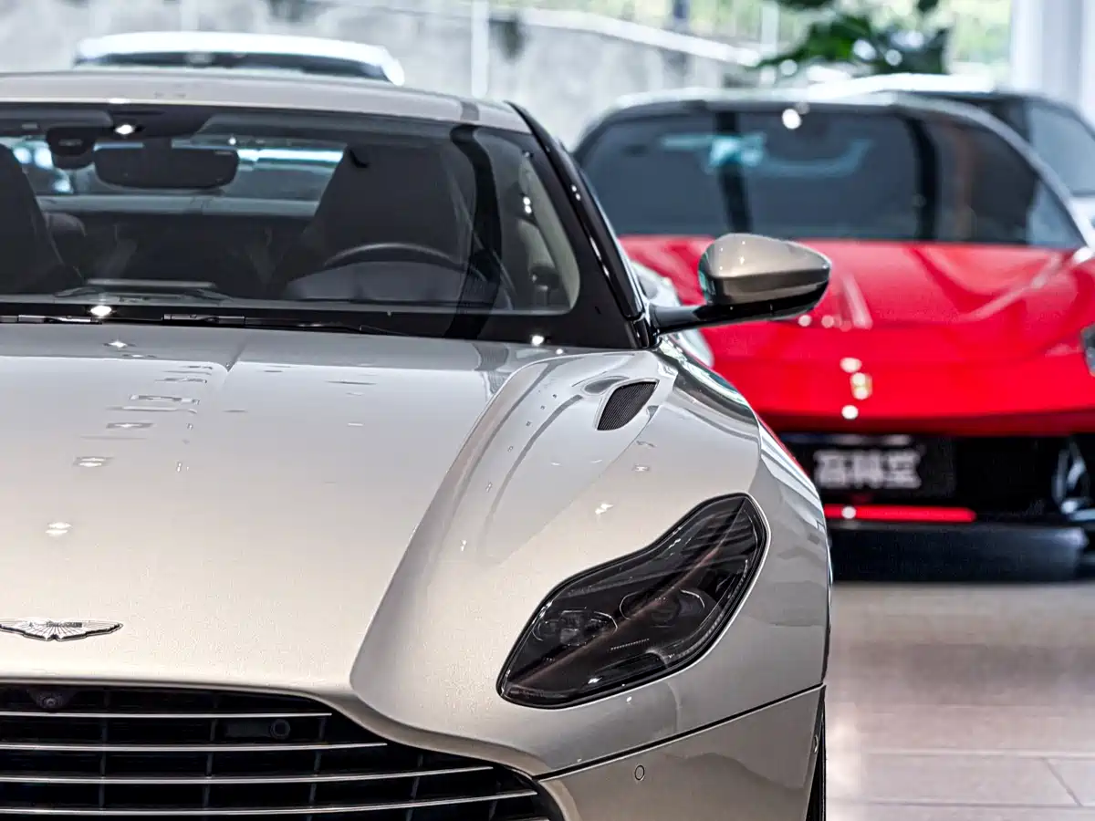 Фото 2 - Aston Martin DB11
