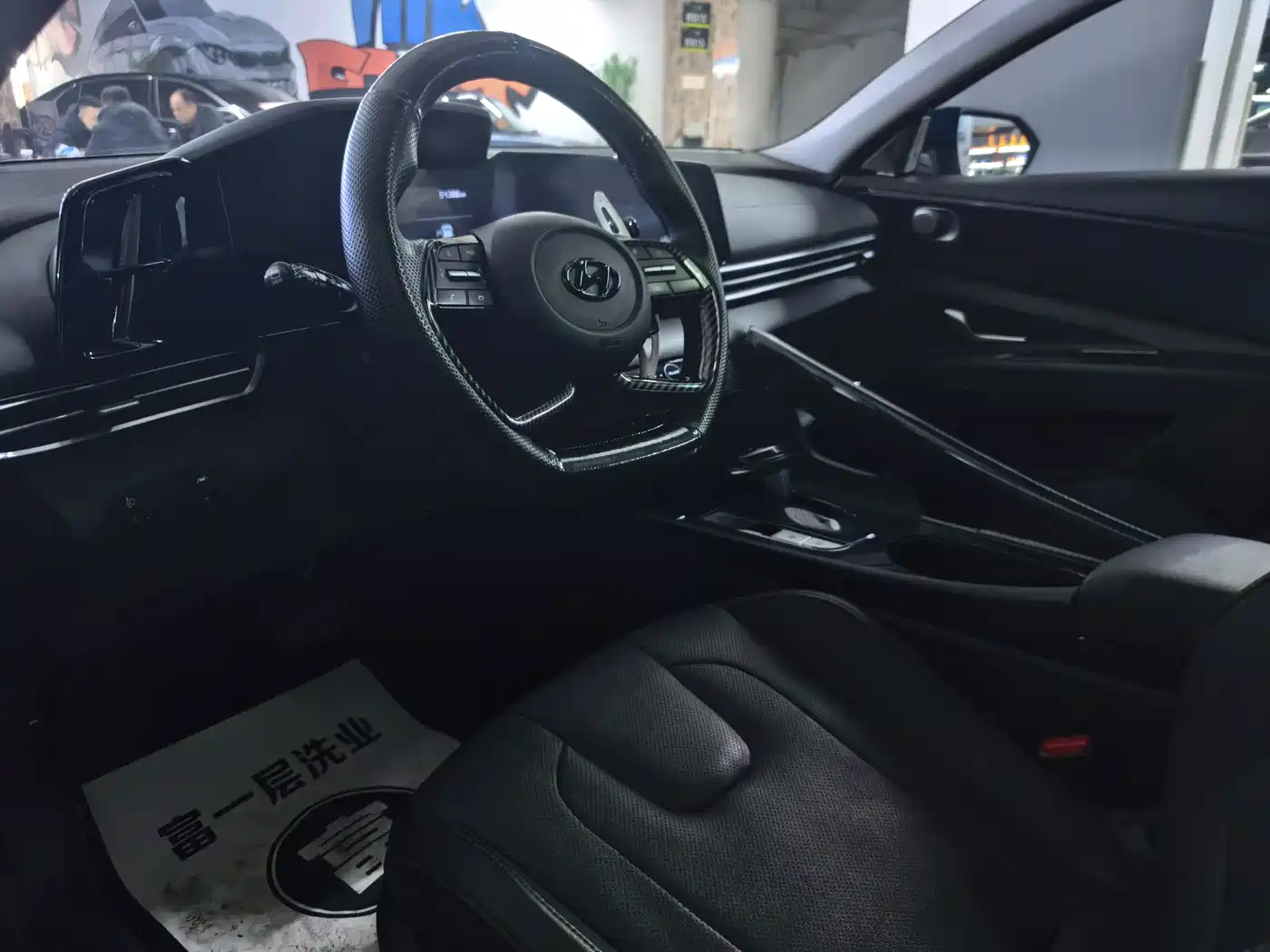 Hyundai Elantra 2021 1.5L CVT LUX Premium Edition фото 3