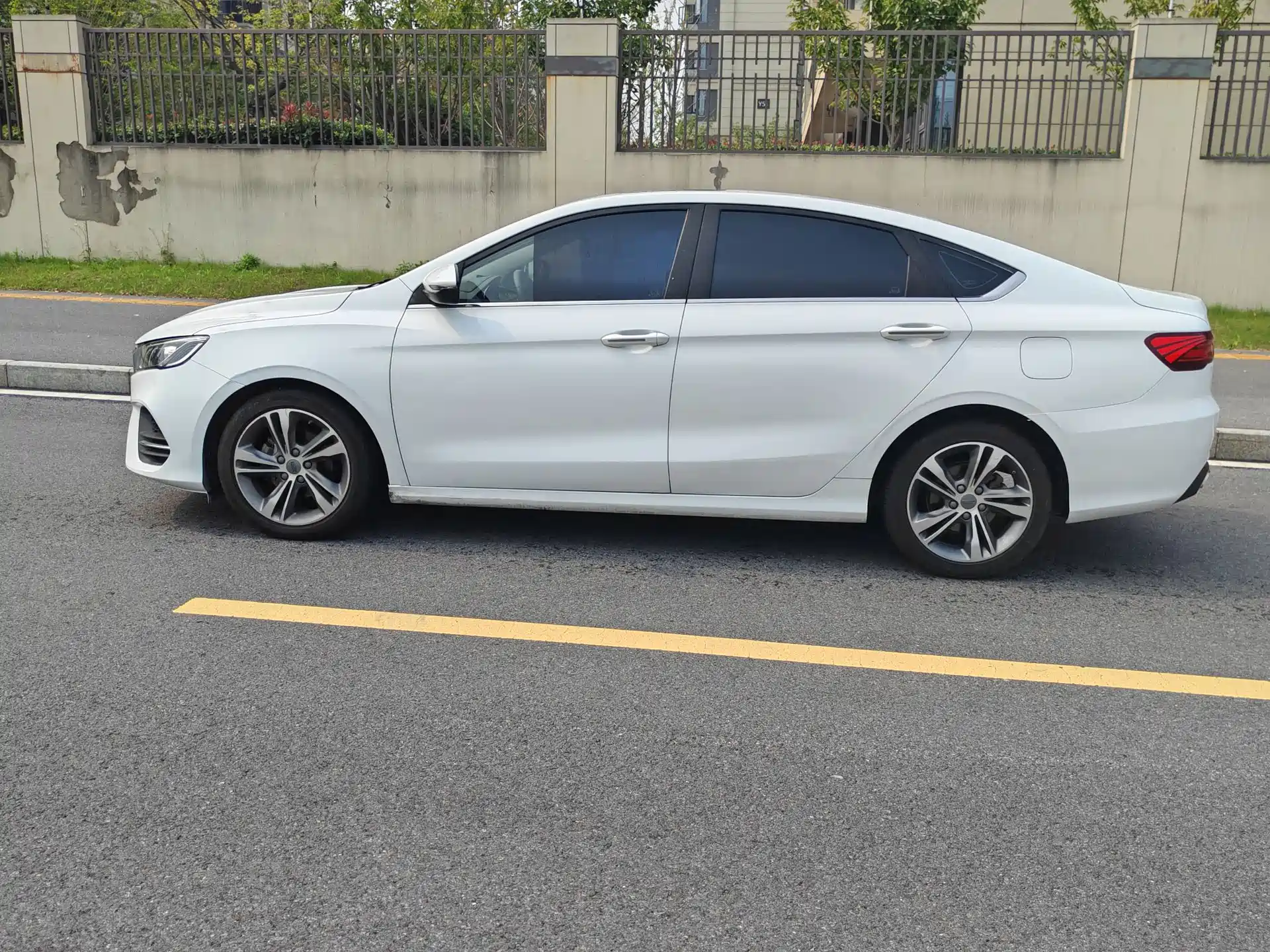 Фото 7 - Geely Binrui