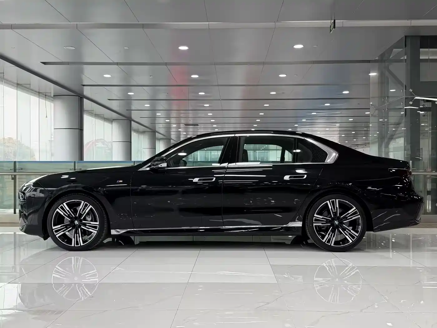 BMW 7 Series 2023 740Li Exclusive M Sport Package фото 3