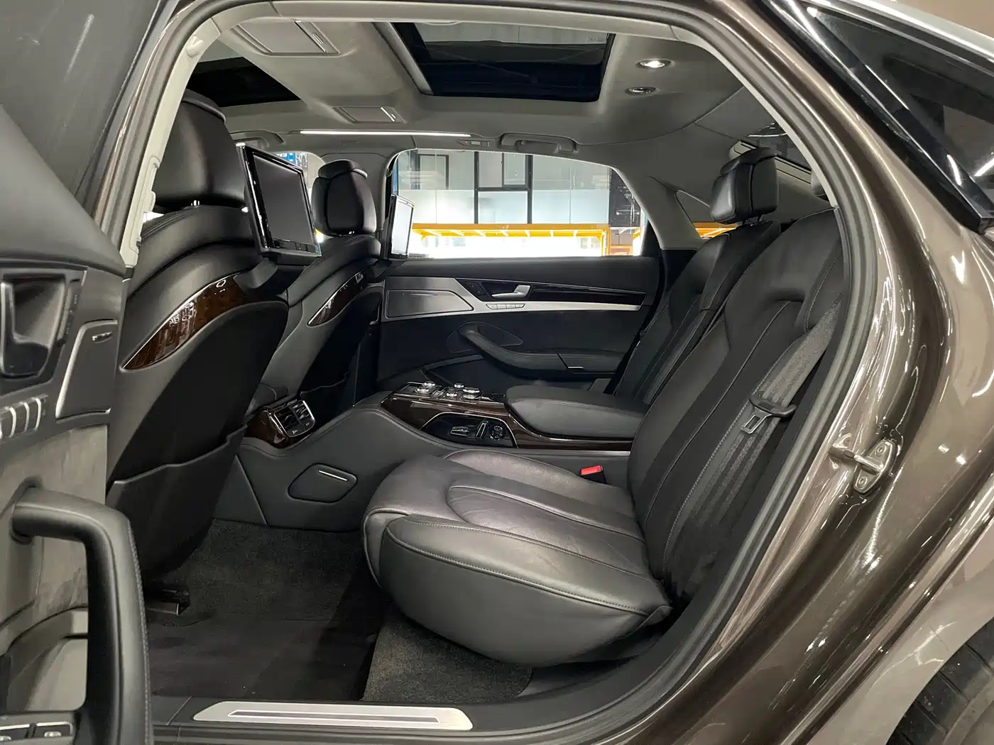 Photo 10 - Audi A8