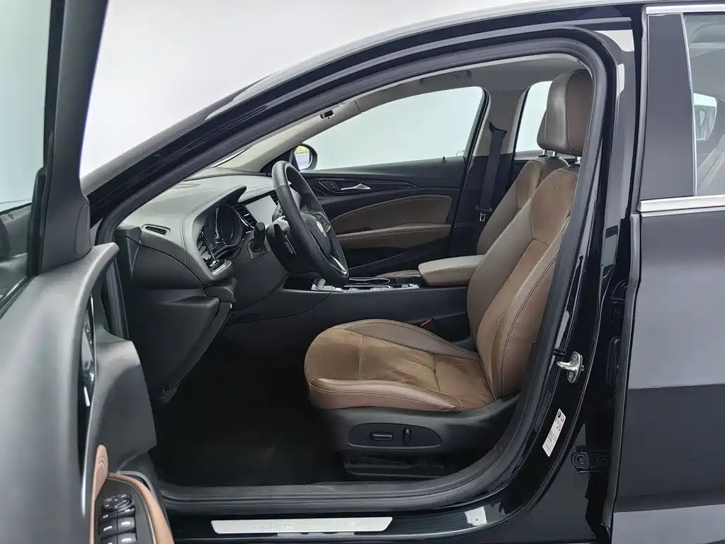 Photo 10 - Buick Regal