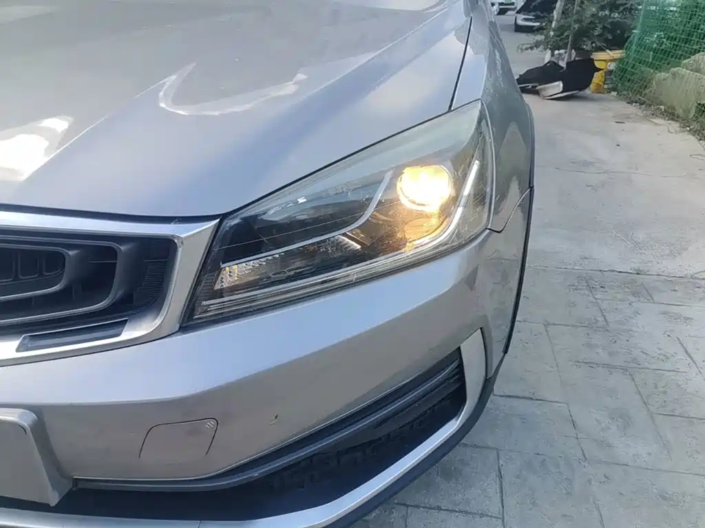 Фото 24 - Geely Vision S1
