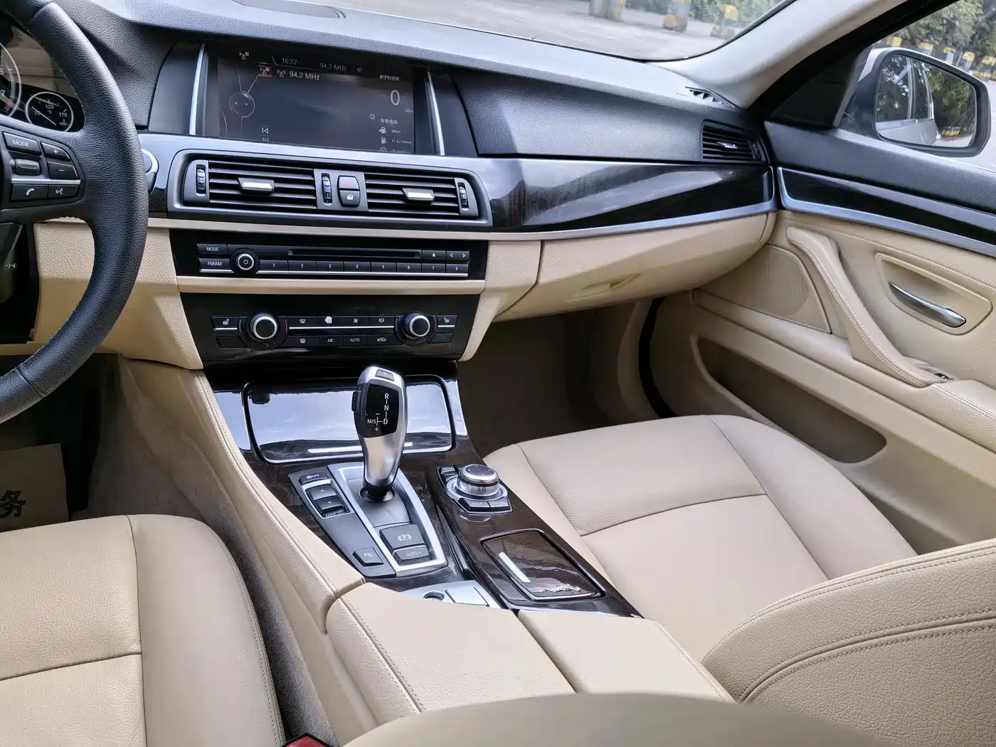 BMW 5 Series 2014 525Li Leading фото 19