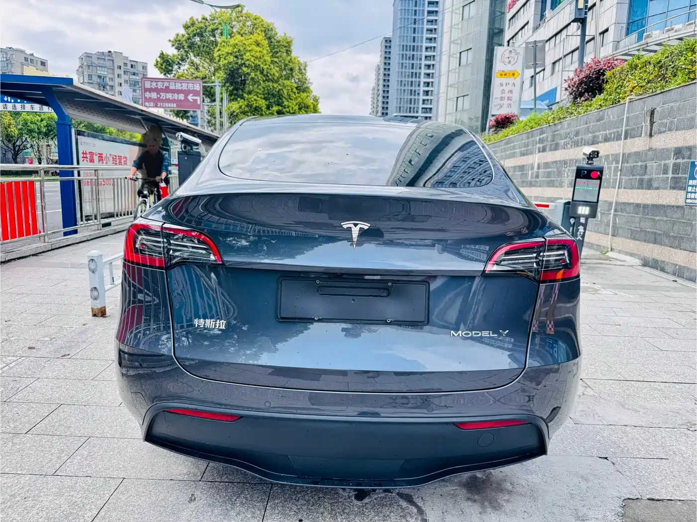 TESLA MODEL Y