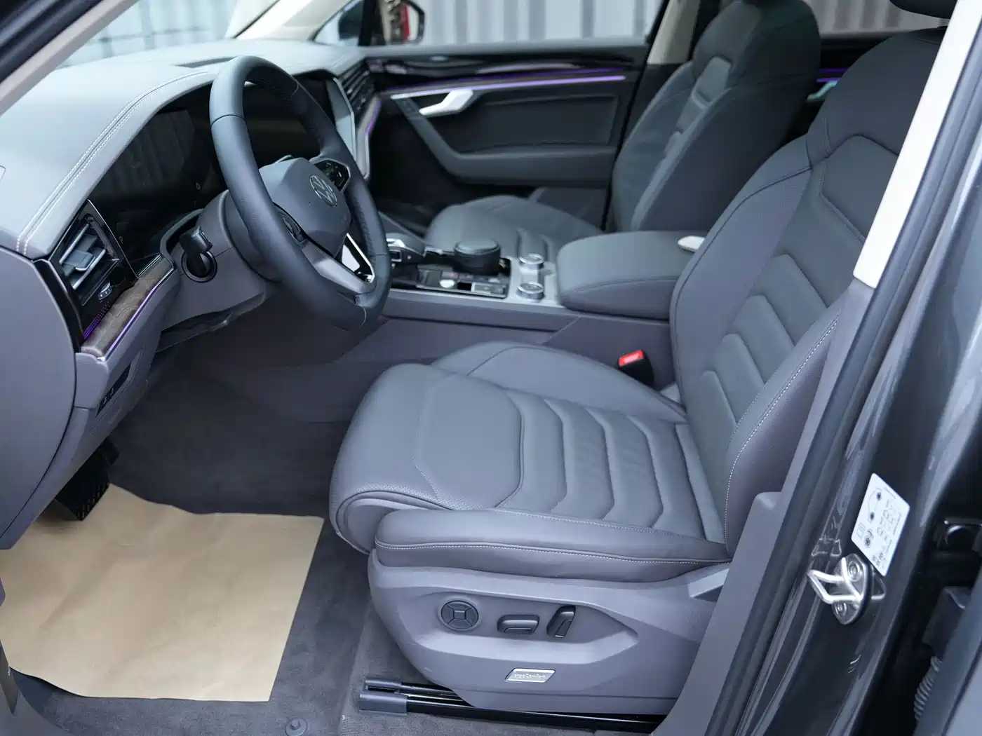 Volkswagen Touareg 2024 2023 3.0TSI R-Line Black Sports Package