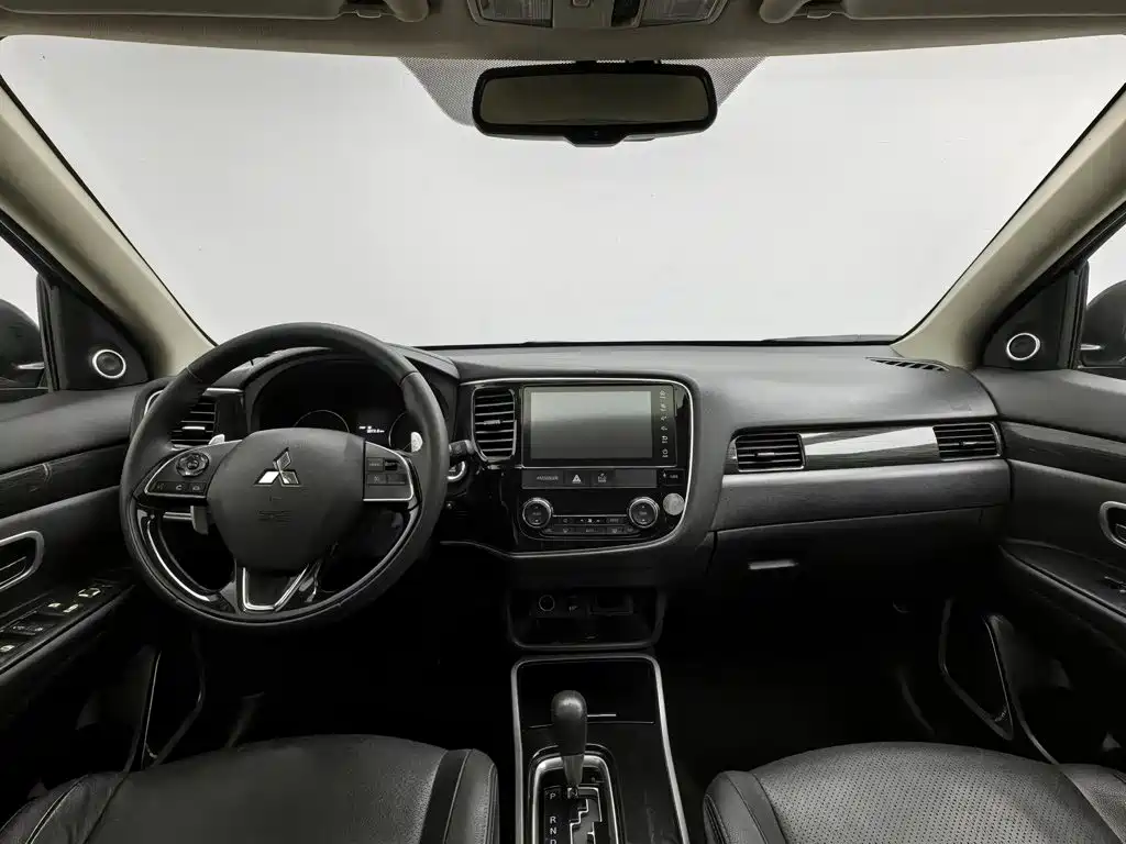 صورة 5 - Mitsubishi Outlander