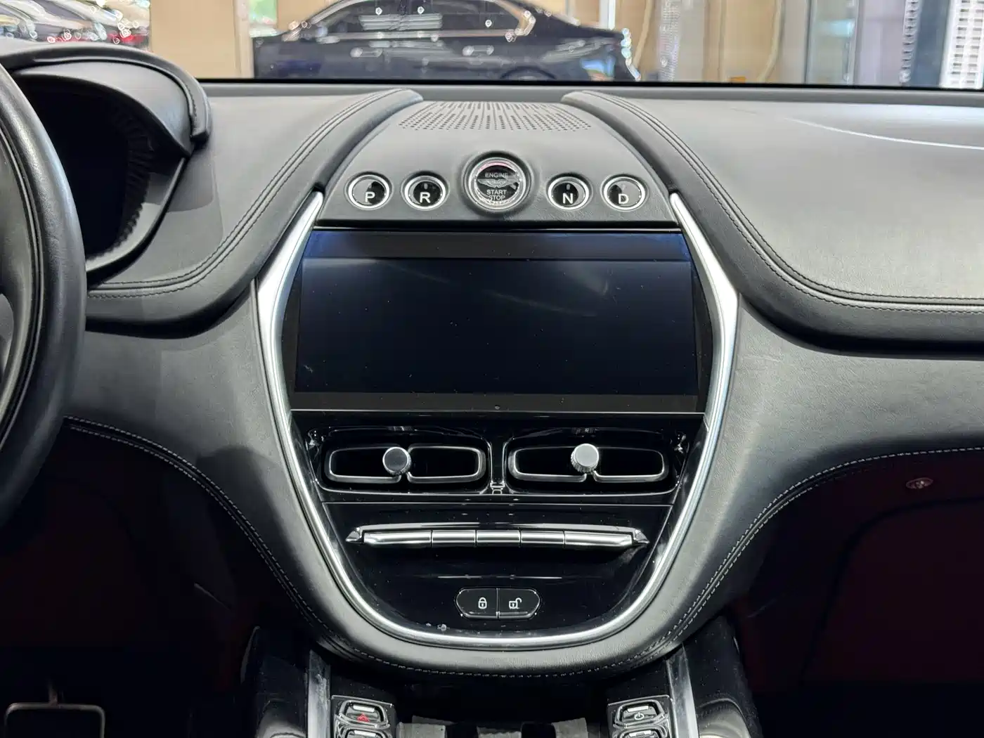 ASTON MARTIN DBX