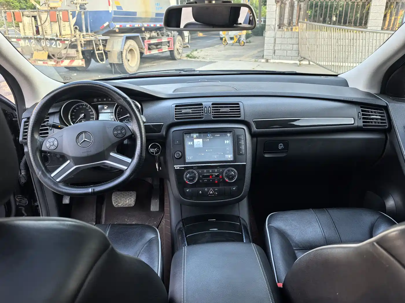 Mercedes-Benz R-Class 2017 R 320 4MATIC Luxury Collector's Edition фото 7