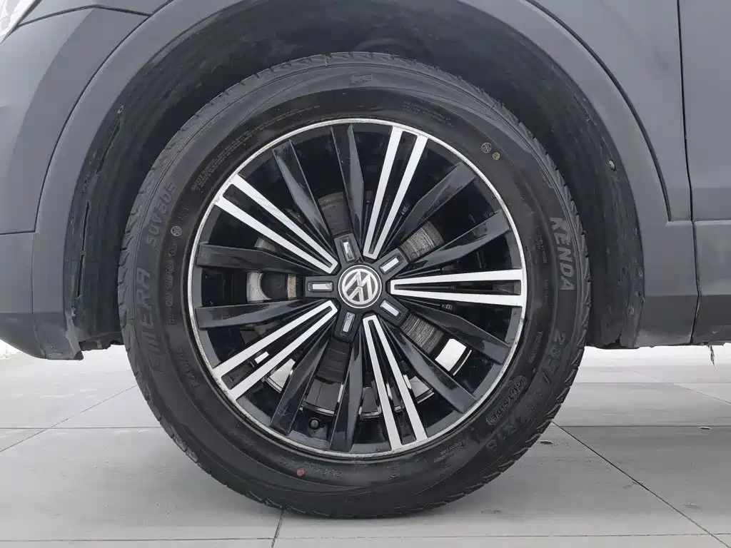 Фото 17 - Volkswagen Tiguan L