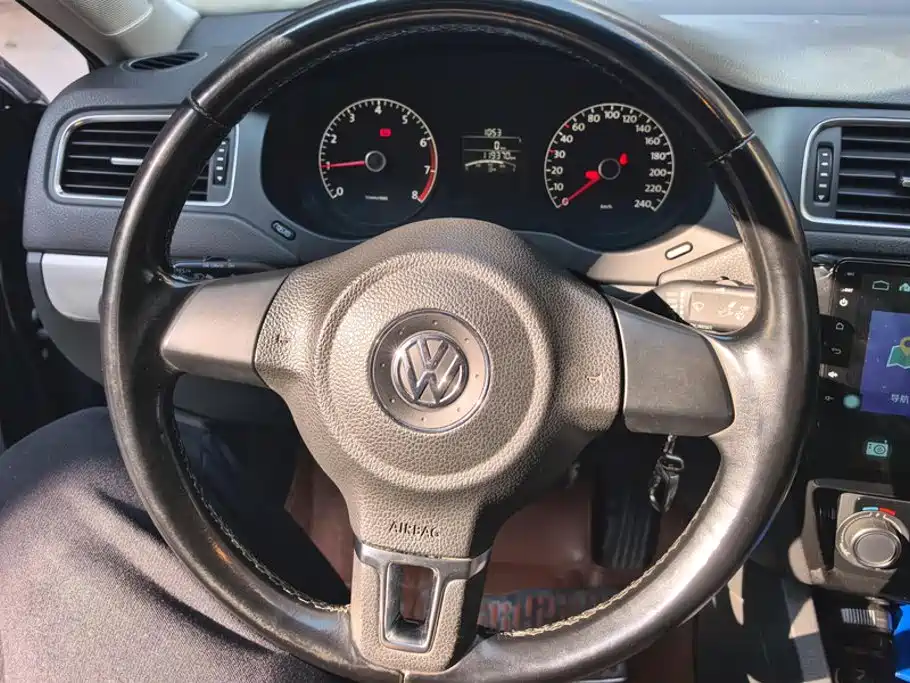 صورة 15 - Volkswagen Sagitar