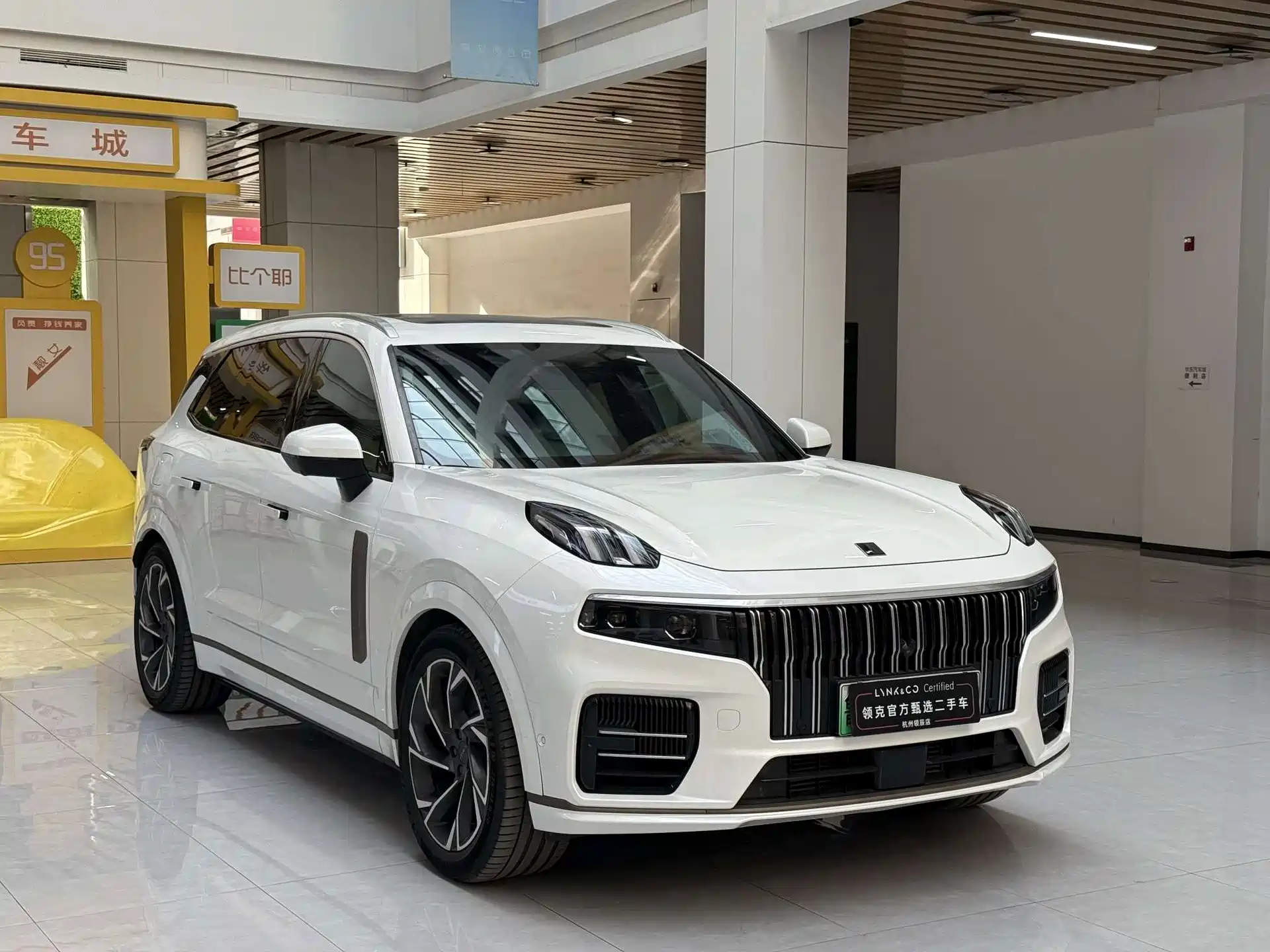 صورة 3 - Lynk & Co 09