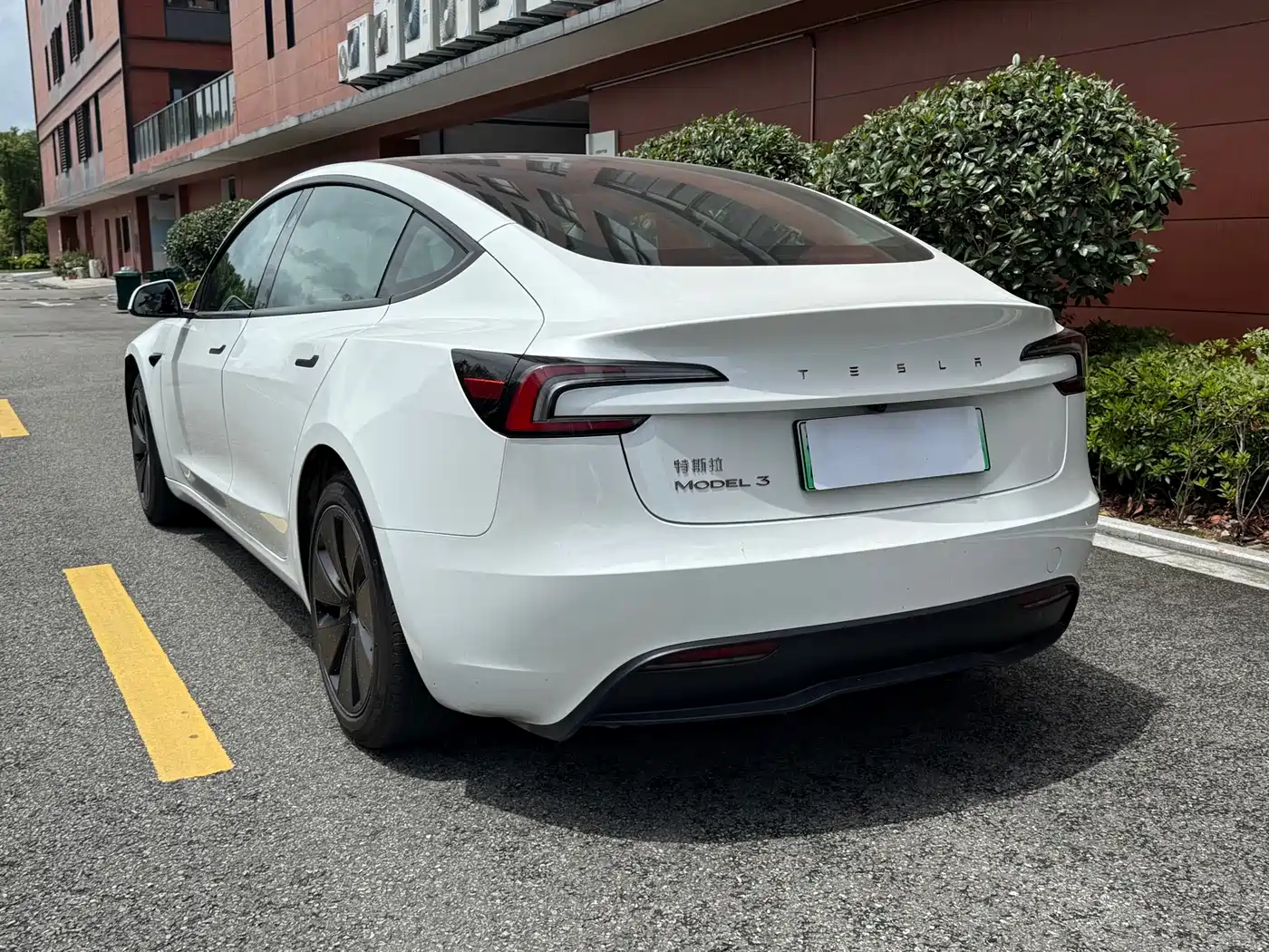 TESLA MODEL 3