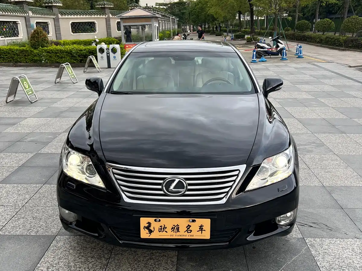 Фото 2 - Lexus LS