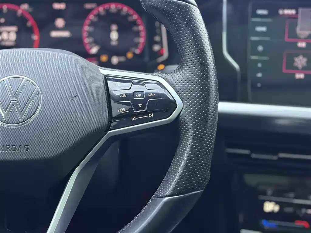Volkswagen Passat 2022 330TSI Luxury Edition фото 23