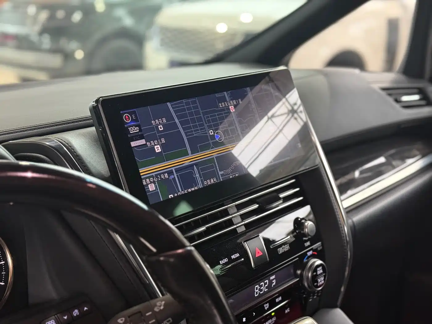 Lexus LM 2020 300h Seven-Seater Elegance Edition фото 9