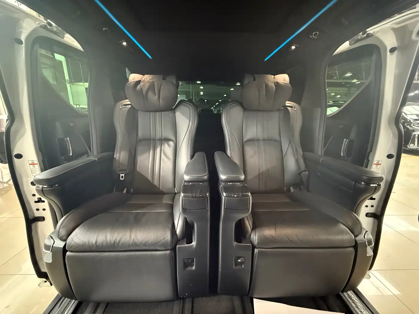 Lexus LM 2020 300h Seven-Seater Elegance Edition фото 23