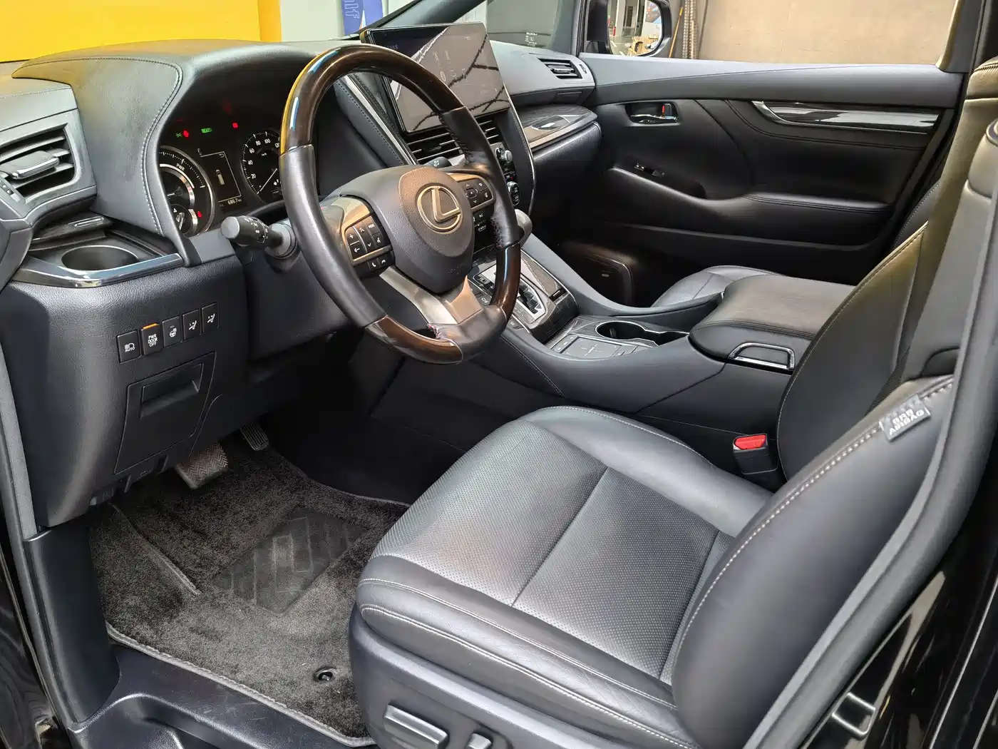 Lexus LM 2020 300h Seven-Seater Elegance Edition фото 7