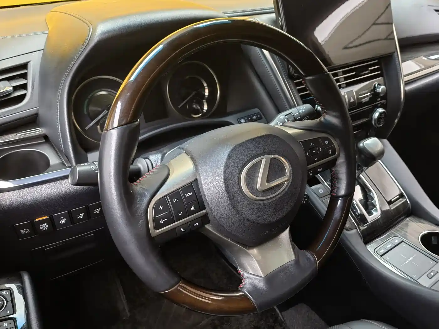 Lexus LM 2020 300h Seven-Seater Elegance Edition фото 15