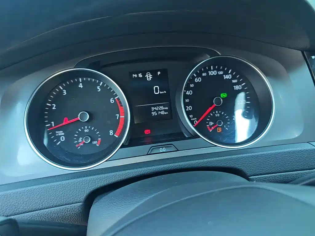 Volkswagen Golf 2016 1.6L Automatic Fashion фото 8