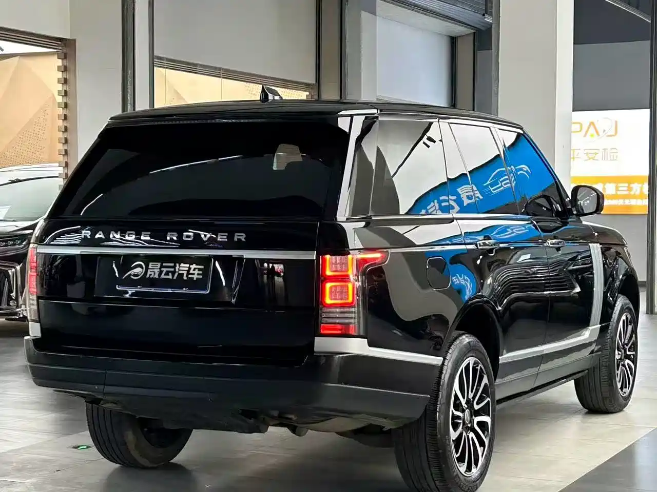 Land Rover Range Rover 2015 3.0 TDV6 Vogue фото 7