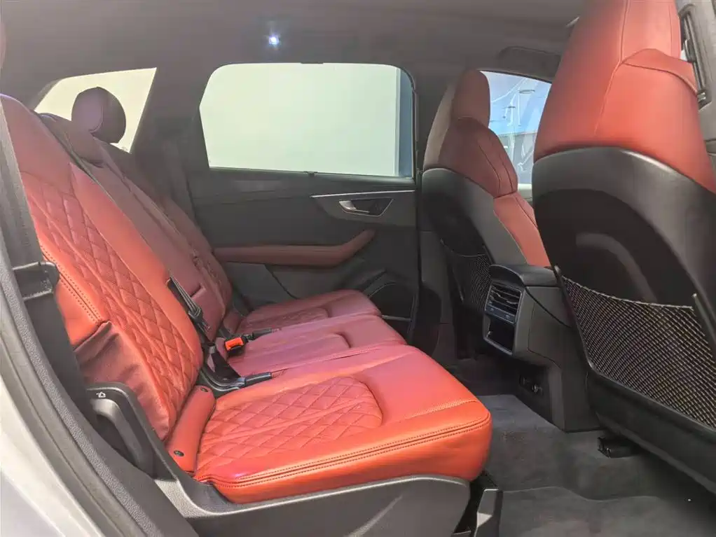Audi SQ7 2024 4.0 TFSI фото 13