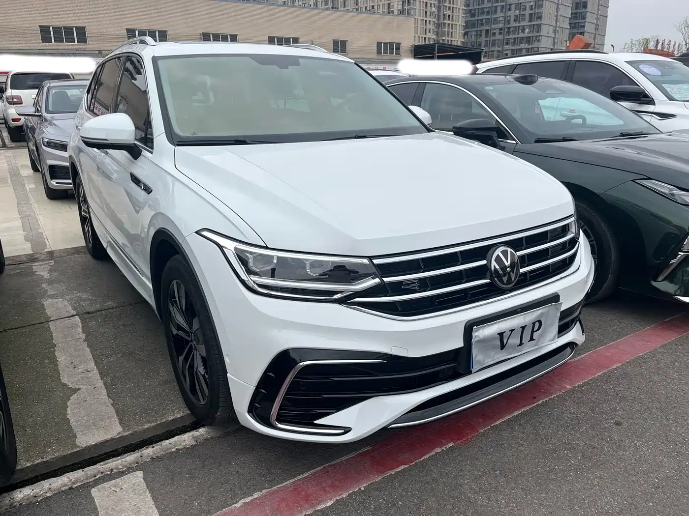 Volkswagen Tiguan L 2024 330TSI Automatic 2WD R-Line Premium Enjoyment Edition фото 3