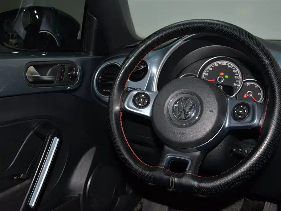 Volkswagen Beetle 2018 180TSI Trend Joy Edition фото 10