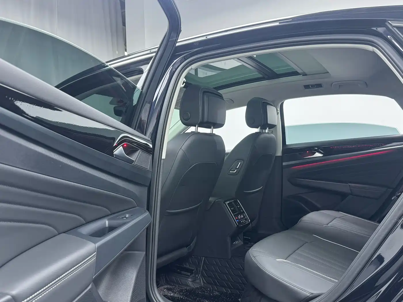 Volkswagen Passat 2024 330TSI Starlight Elite Edition фото 8