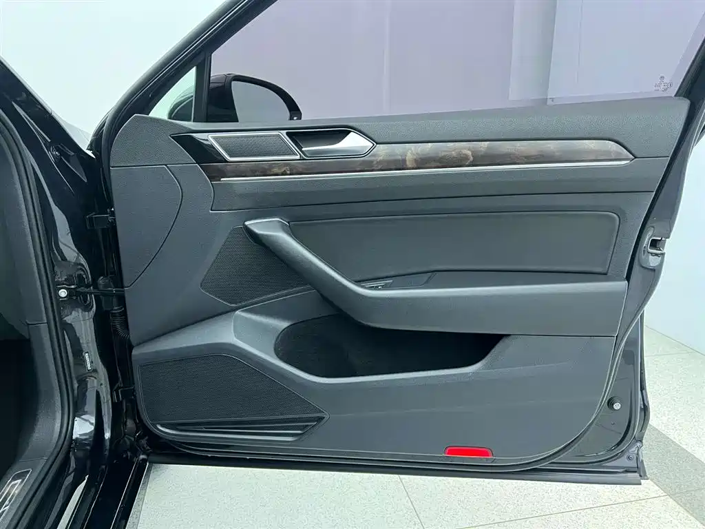 Volkswagen Magotan 2018 Facelift 330TSI DSG Luxury фото 16
