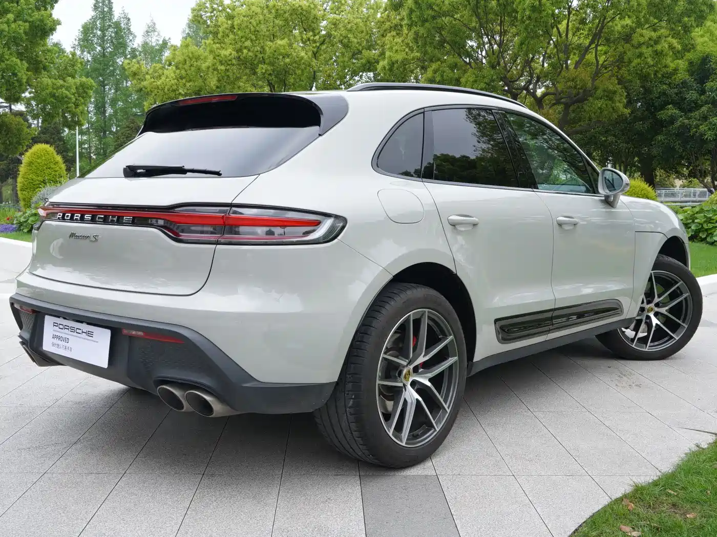 PORSCHE MACAN