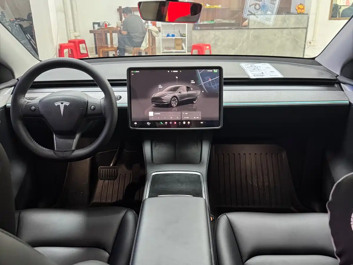 TESLA MODEL Y