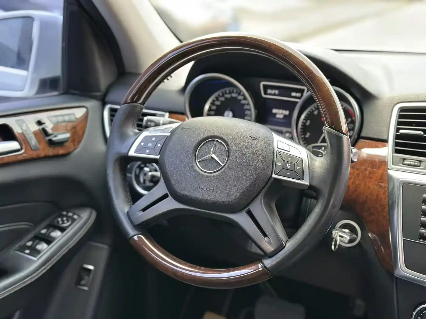 Mercedes-Benz M-Class 2012 Model ML 350 Luxury фото 12