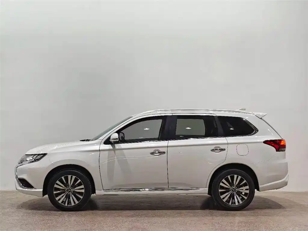 Mitsubishi Outlander 2022 2021 2.4L 4WD Deluxe Edition 7-Seater
