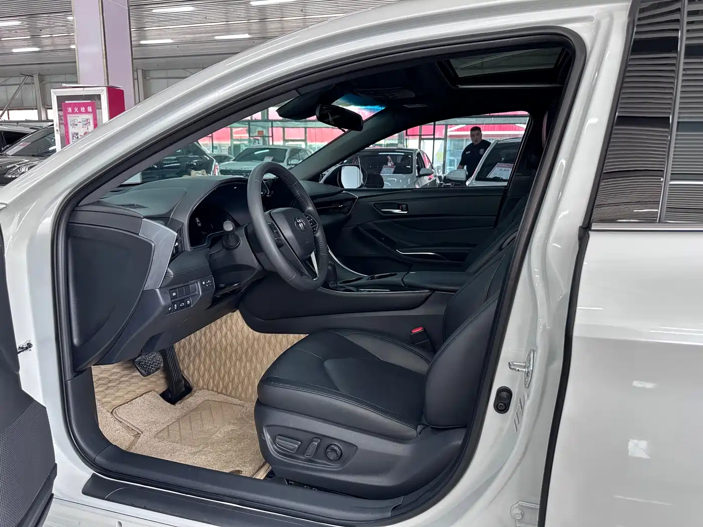 Toyota Avalon 2023 Hybrid 2.5L Luxury Edition фото 10
