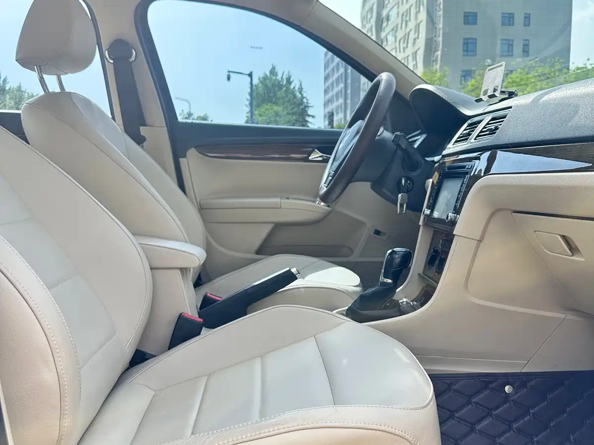 Volkswagen Lavida 2015 1.6L Automatic Comfort Edition фото 8