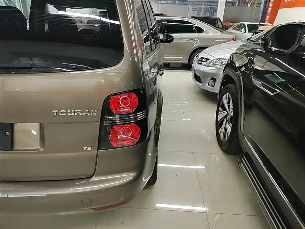 Volkswagen Touran 2015 1.4T DSG Comfort Edition 5-seater фото 8