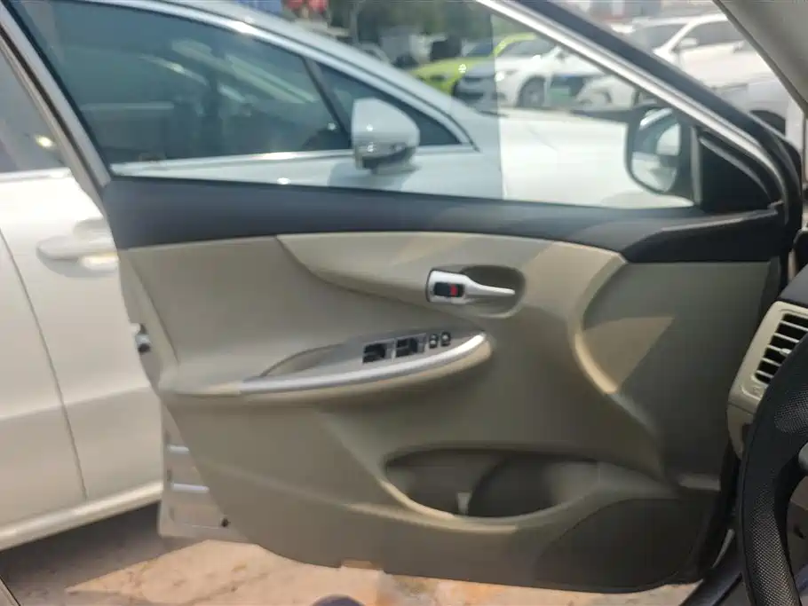 Toyota Corolla 2012 Styling Edition 1.8L CVT GL-i фото 7