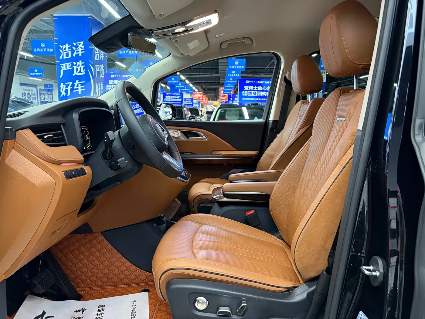 Hongqi HQ9 2023 2.0T Smart Connect Flag Smooth Edition фото 8
