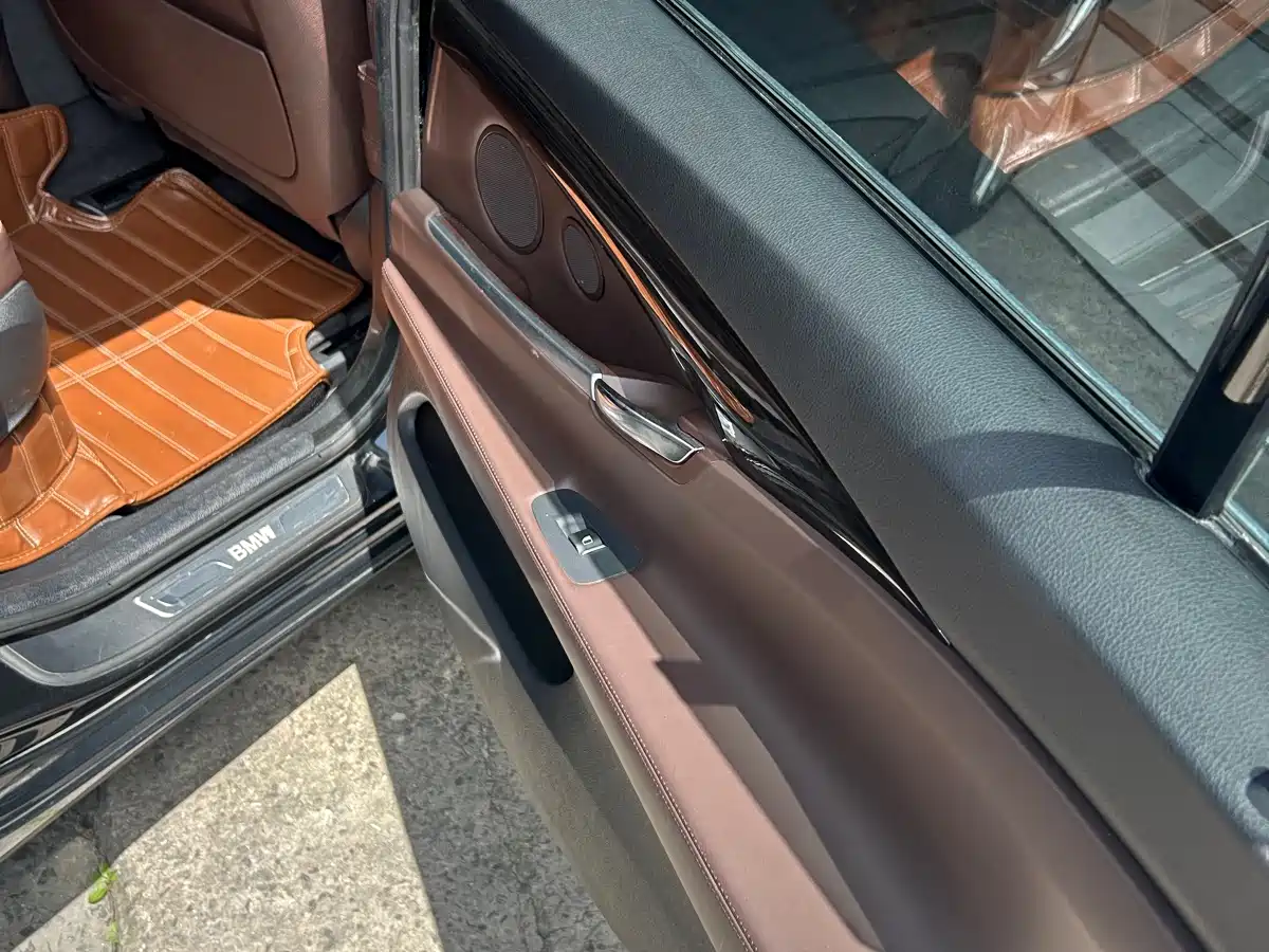 BMW 5 Series GT 2014 528i Luxury фото 23